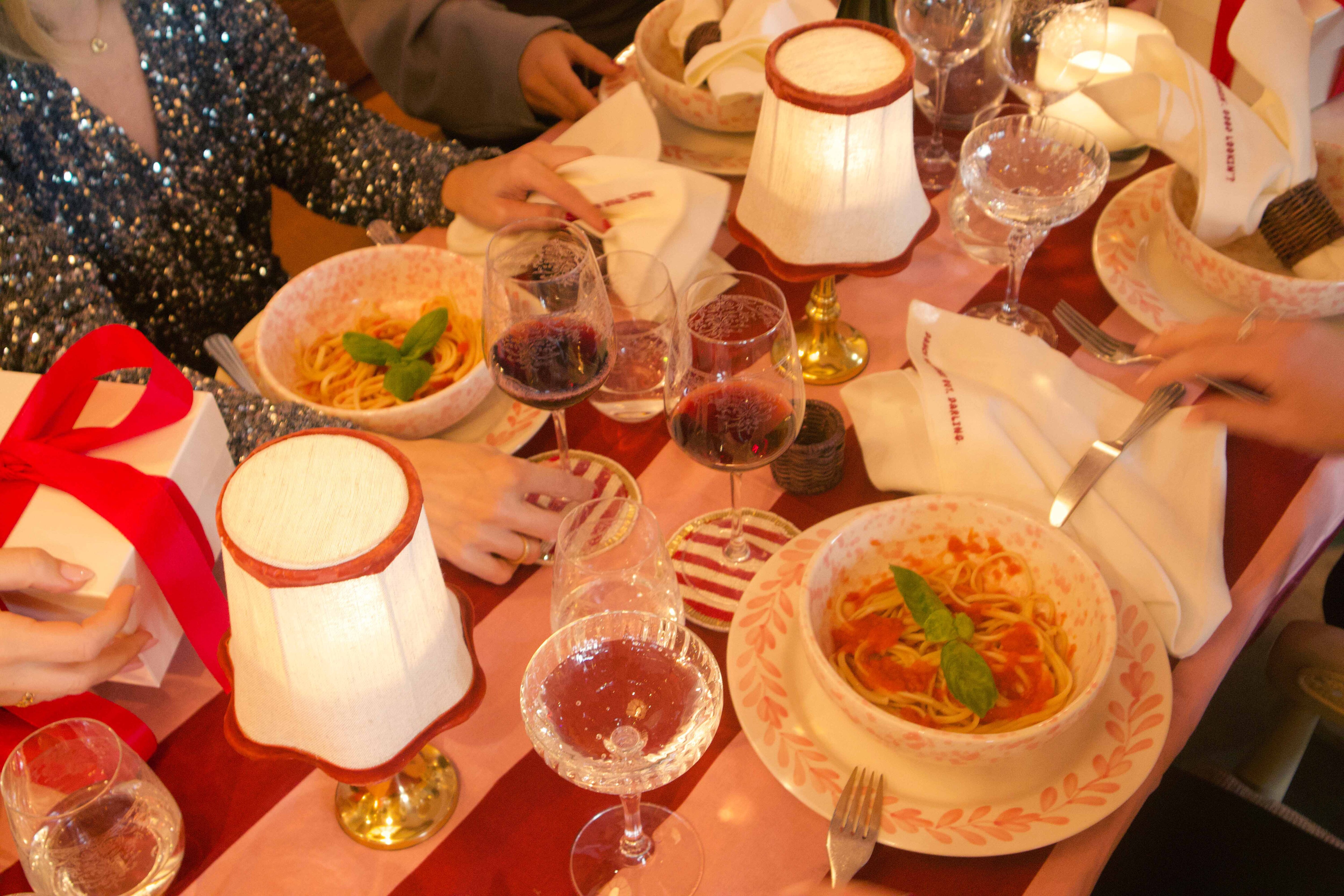 https://homeofess.com/dk/pub_docs/files/christmas-table-hero-magazine.jpg