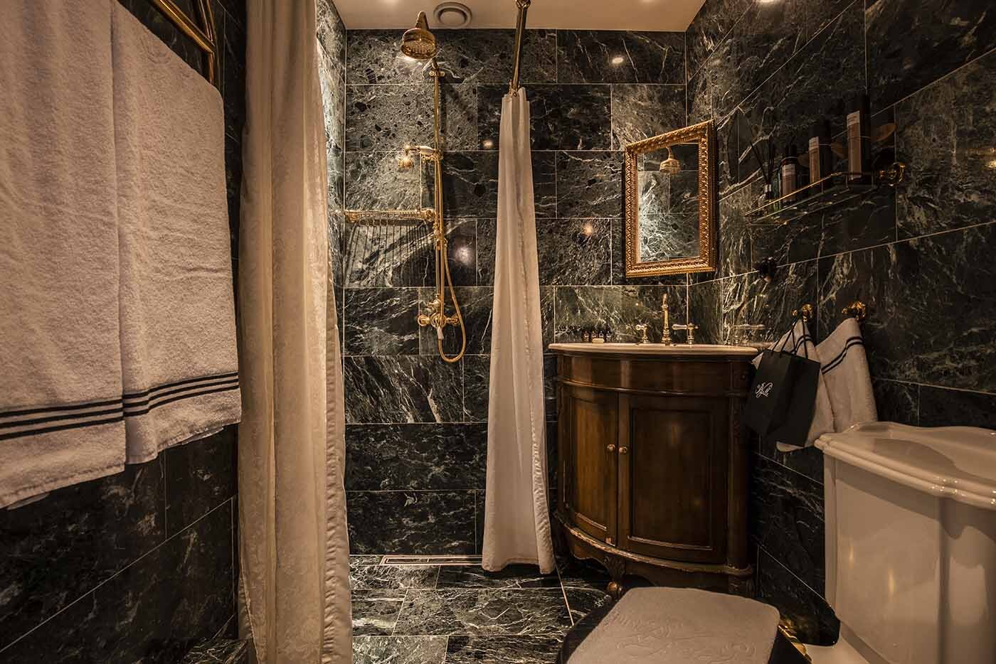 https://homeofess.com/pub_docs/files/FarfromtheordinaryfromPigalle/hotel-pigalle-suite-belle-bath.jpeg