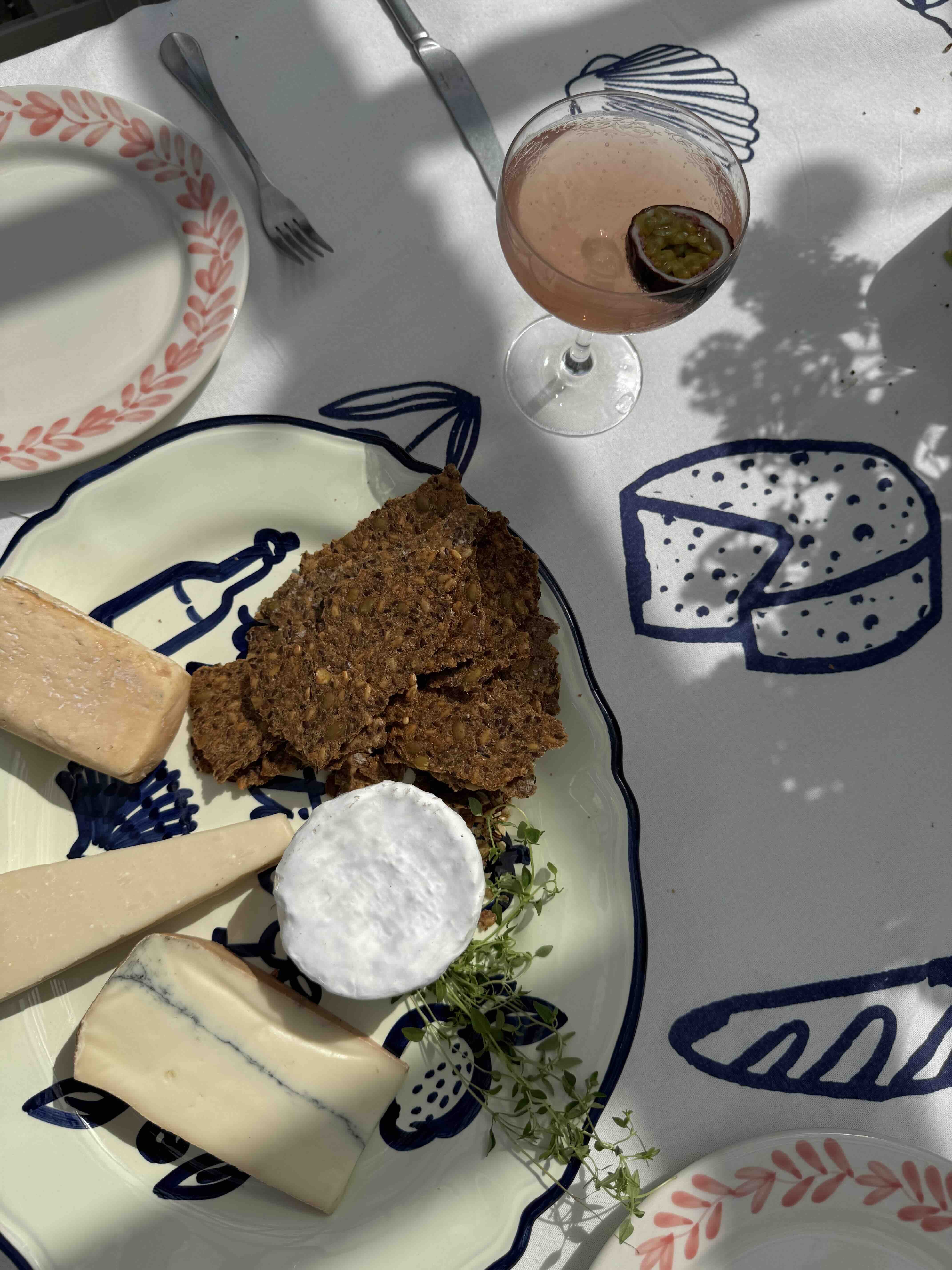 https://homeofess.com/se/pub_docs/files/Shopthelook/Clara_H_sommardukning-labellacucina_IMG_3430_web.jpeg