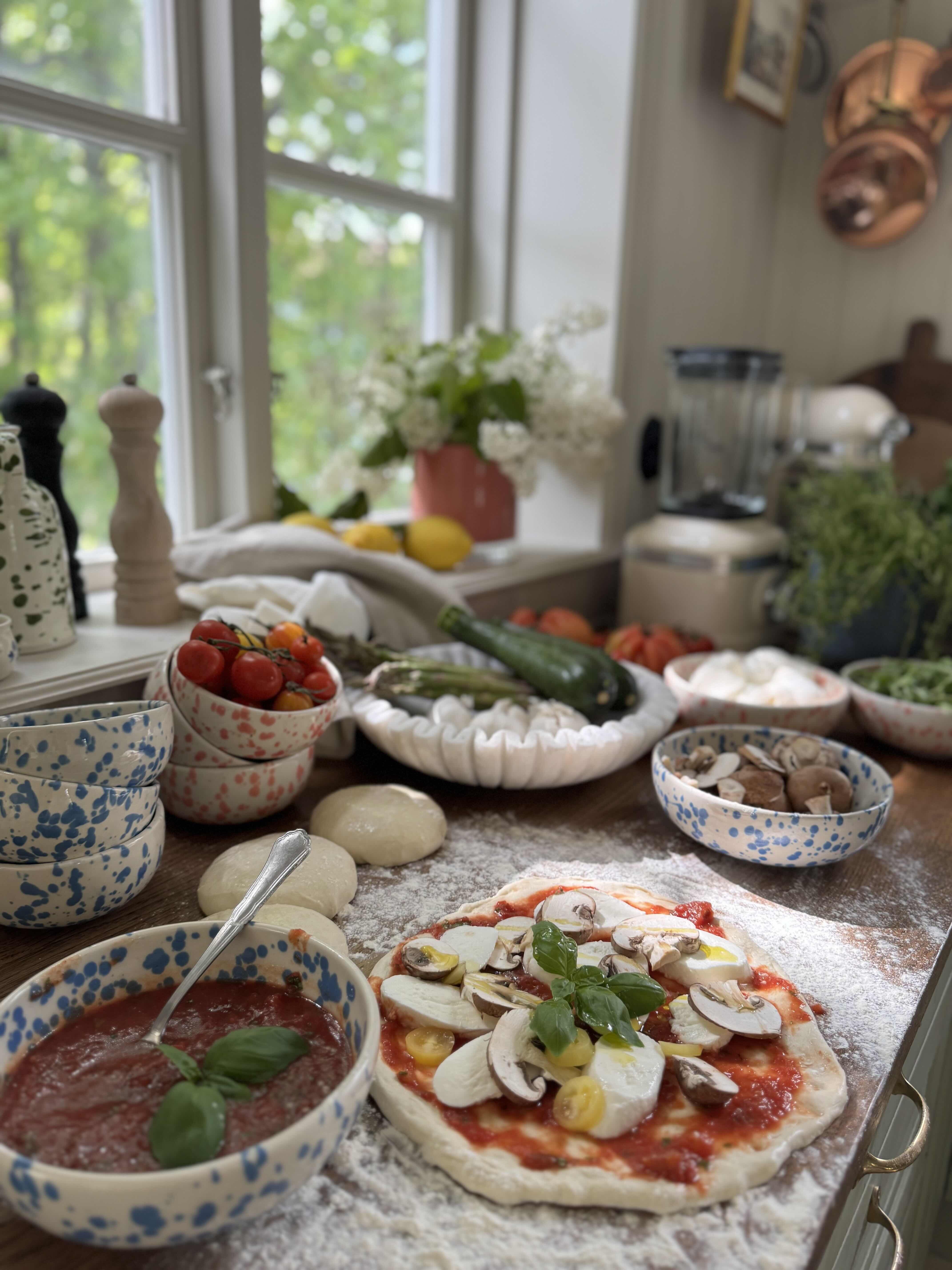 https://homeofess.com/se/pub_docs/files/Shopthelook/Clara_H_sommardukning-pizza_IMG_3485_web.jpeg