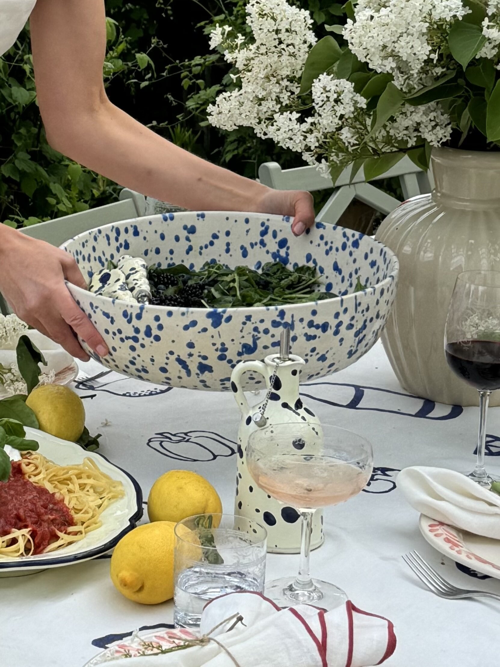 https://homeofess.com/se/pub_docs/files/Shopthelook/Clara_H_sommardukning_blue-upplaggningsskal_IMG_6914.jpeg