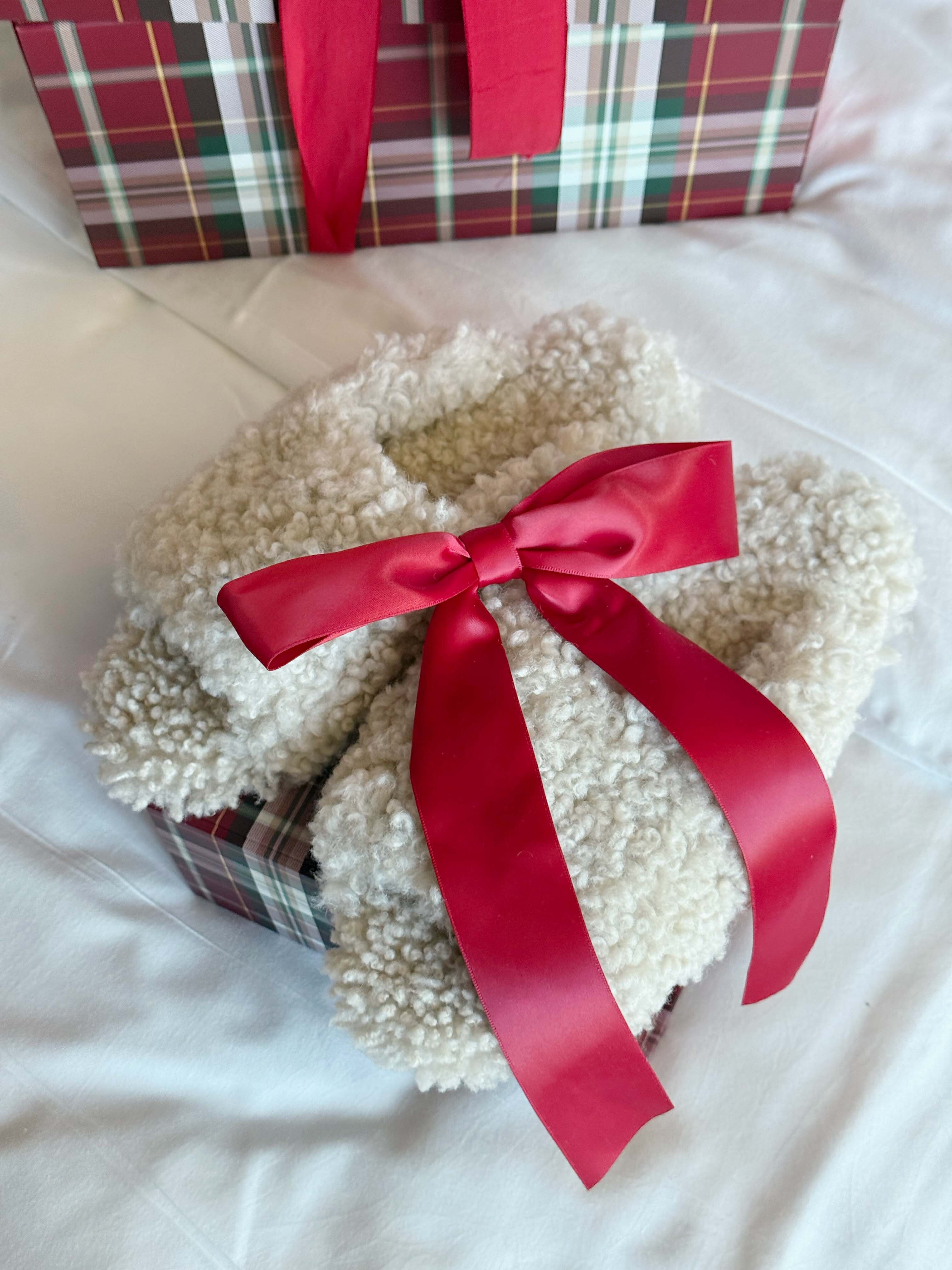 https://homeofess.com/se/pub_docs/files/claire-christmas.jpg